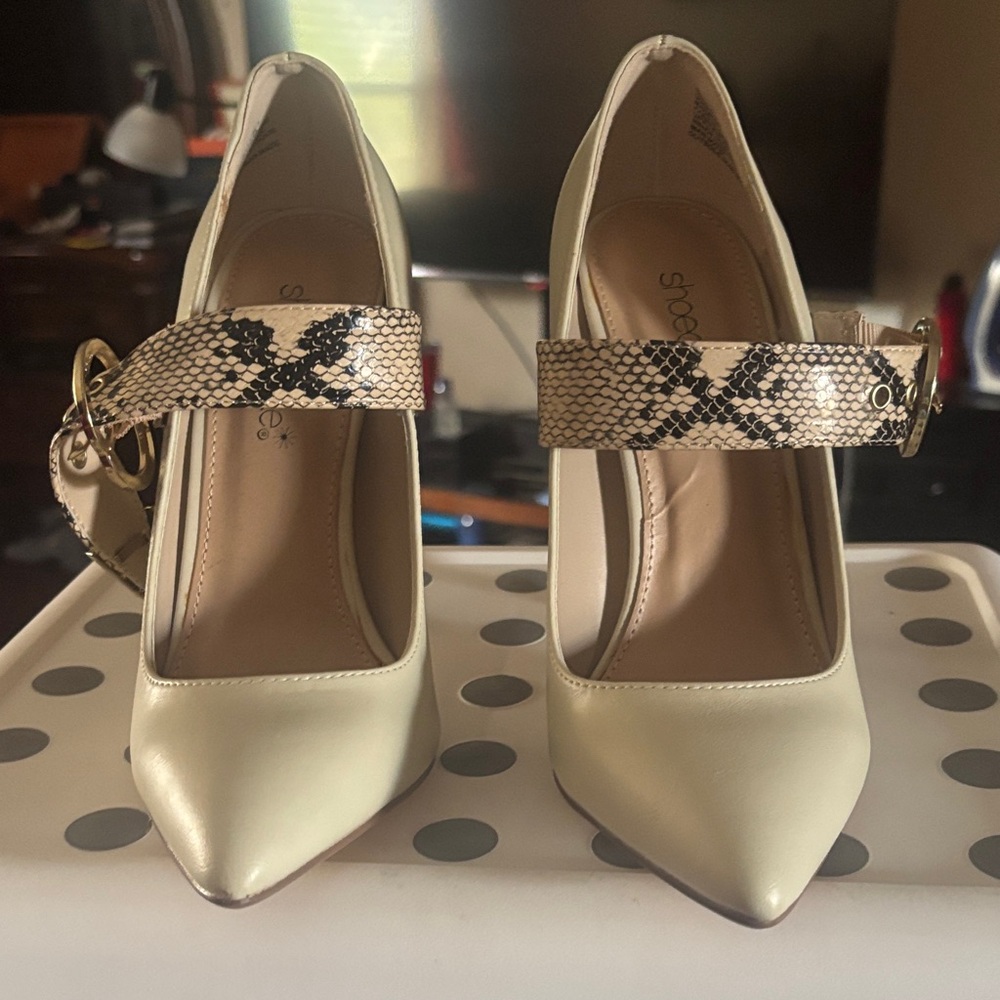 Shoe Dazzle Cream Pointed-Toe Pumps with Snake-Print Strap